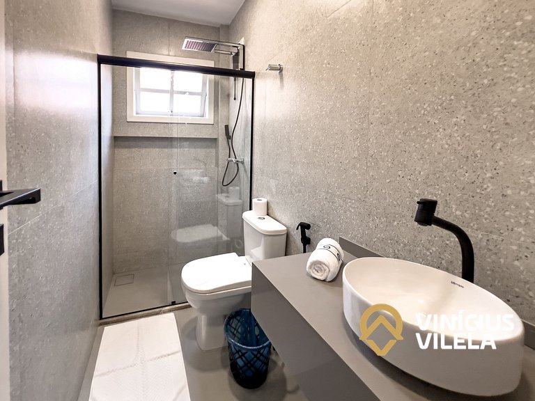 Casa toda reformada com 3 suítes (todas com ar), internet pr