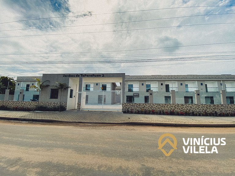 Com 3 suítes e sala climatizada, acomoda até 10 pessoas, chu