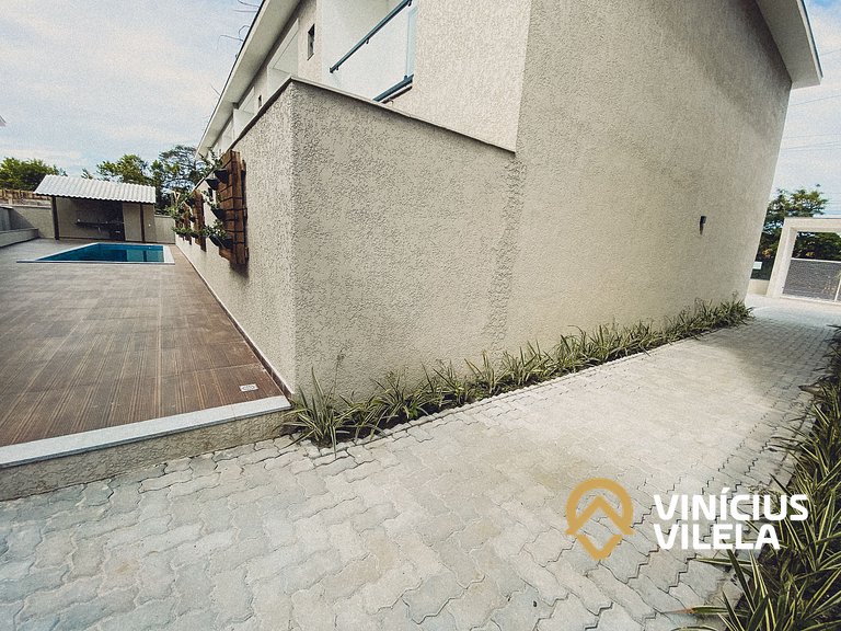 Com 3 suítes e sala climatizada, acomoda até 10 pessoas, chu