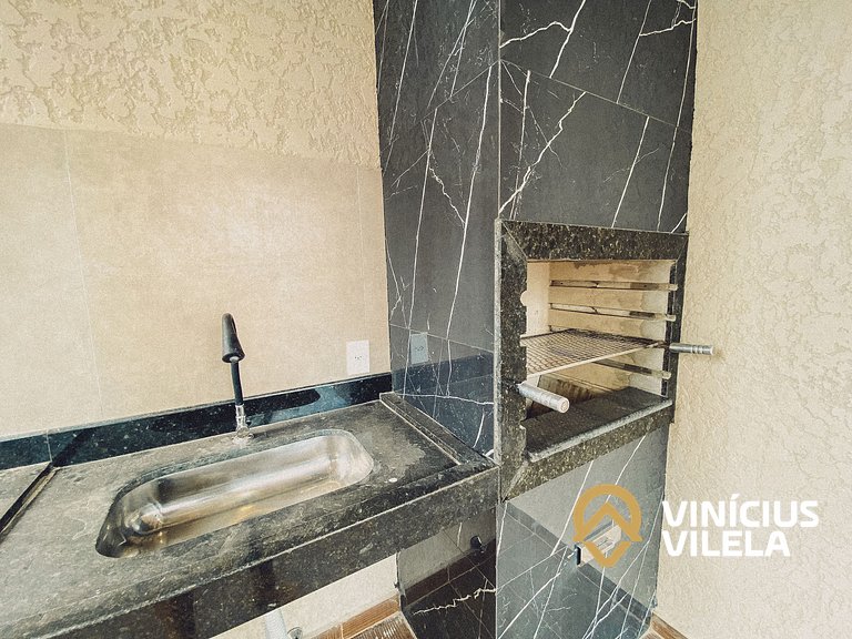 Com 3 suítes e sala climatizada, acomoda até 10 pessoas, chu