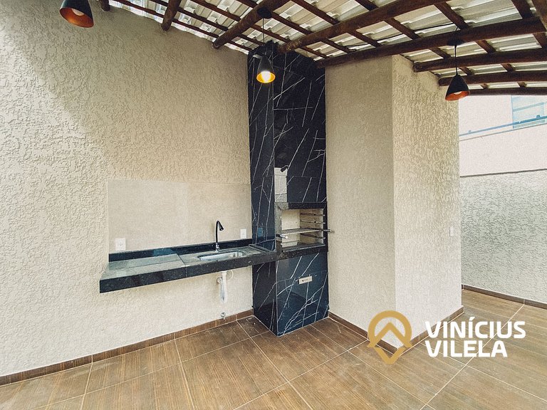 Com 3 suítes e sala climatizada, acomoda até 10 pessoas, chu
