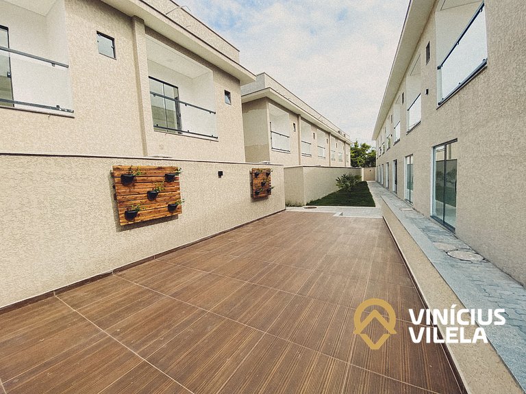 Com 3 suítes e sala climatizada, acomoda até 10 pessoas, chu