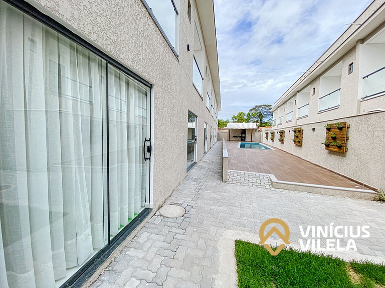 Com 3 suítes e sala climatizada, acomoda até 10 pessoas, chu
