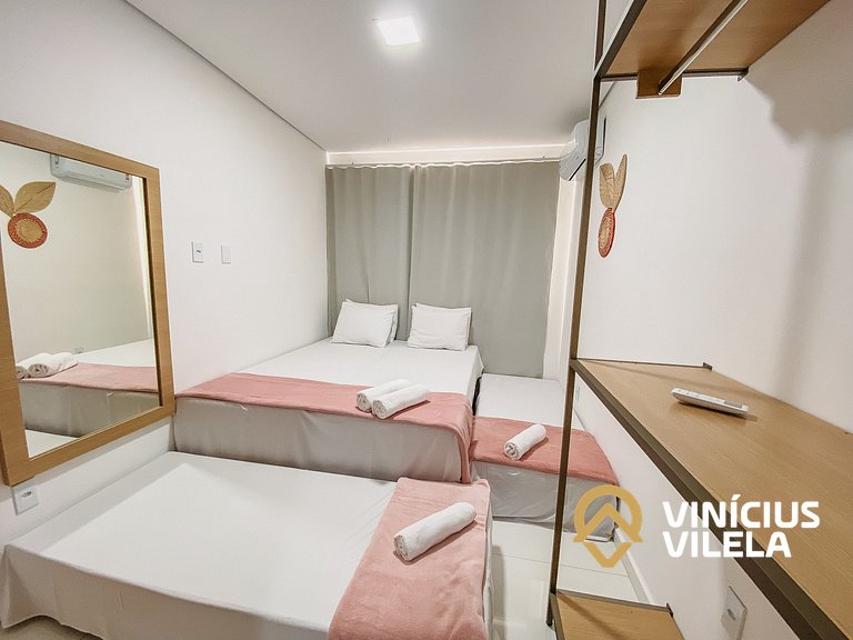 Com 3 suítes, acomoda até 12 pessoas, churrasqueira e intern
