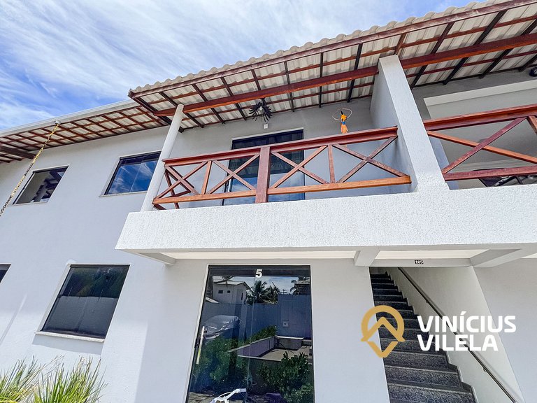 Apê pavimento superior com 2 quartos (ambos com ar), interne