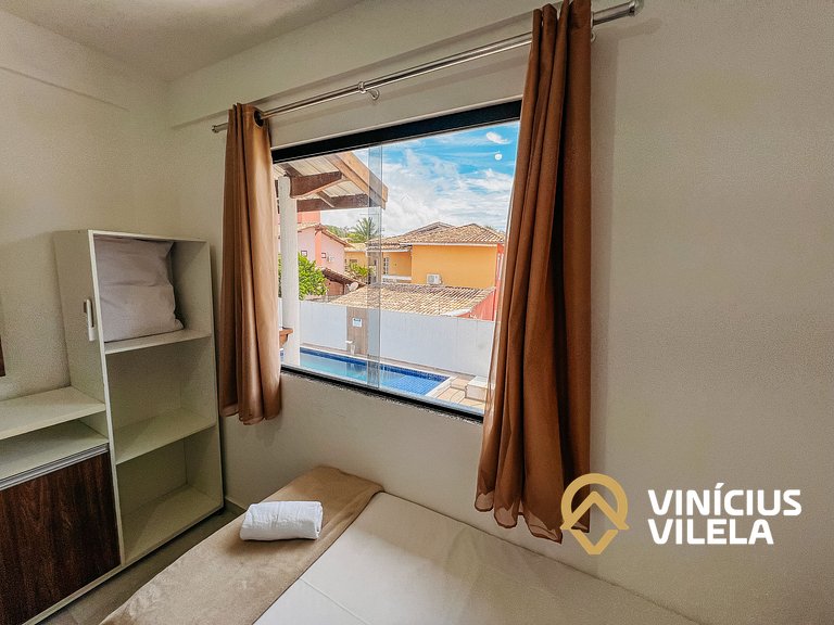 Apê pavimento superior com 2 quartos (ambos com ar), interne