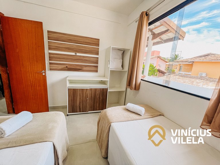 Apê pavimento superior com 2 quartos (ambos com ar), interne