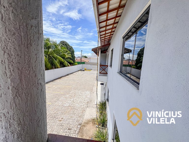 Apê pavimento superior com 2 quartos (ambos com ar), interne