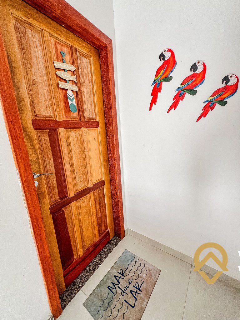 Apê pavimento superior com 2 quartos (ambos com ar), interne