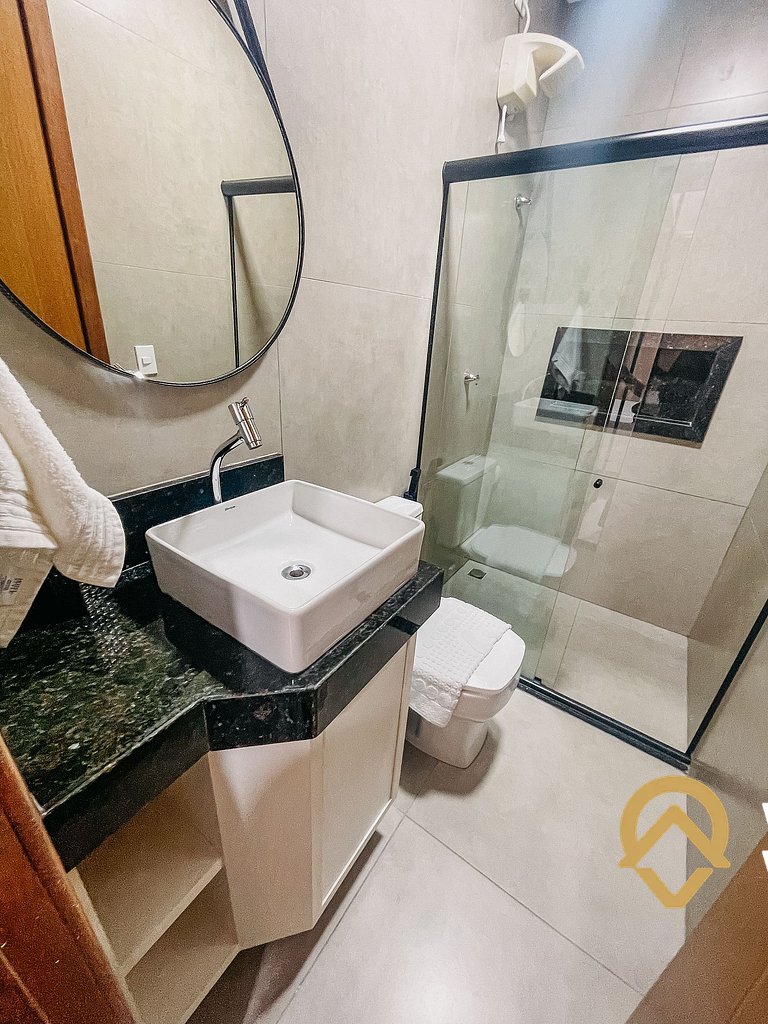 Com 3 suítes e sala climatizada, acomoda até 10 pessoas, chu