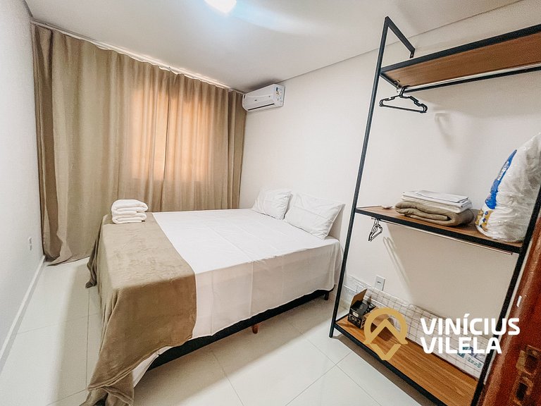 Com 3 suítes e sala climatizada, acomoda até 10 pessoas, chu