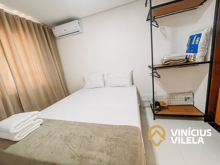 Com 3 suítes e sala climatizada, acomoda até 10 pessoas, chu