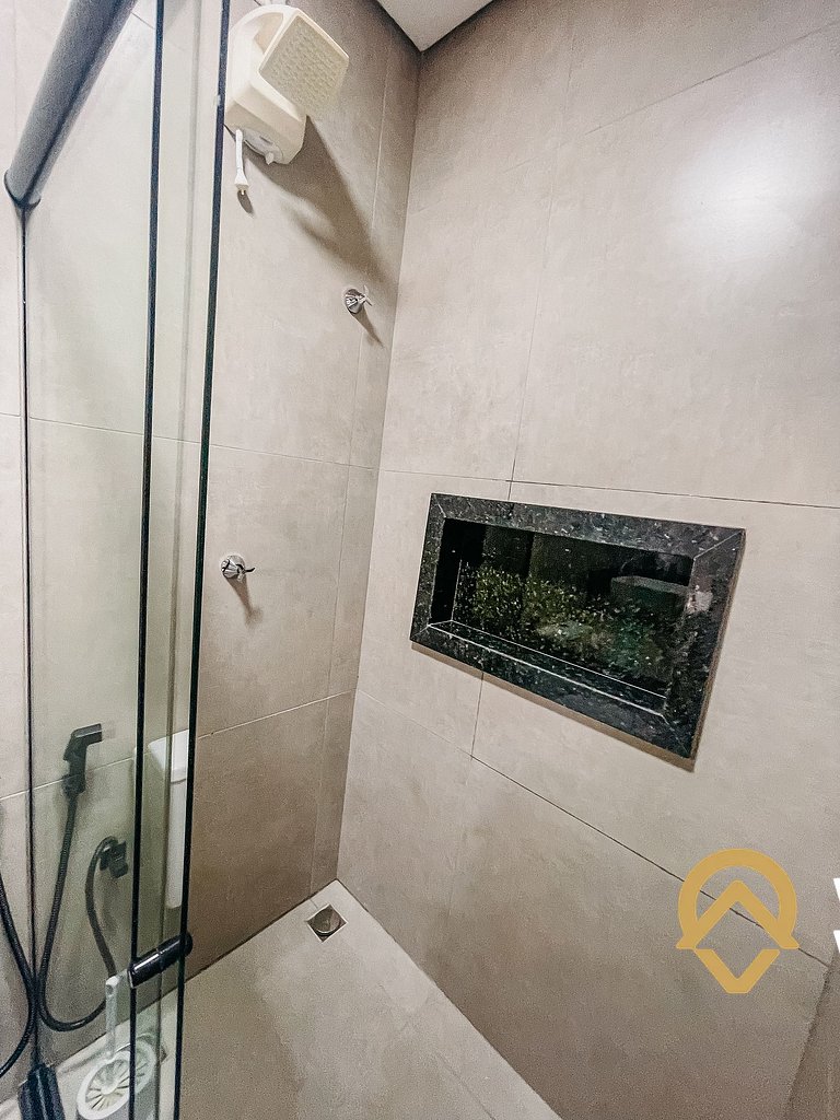 Com 3 suítes e sala climatizada, acomoda até 10 pessoas, chu