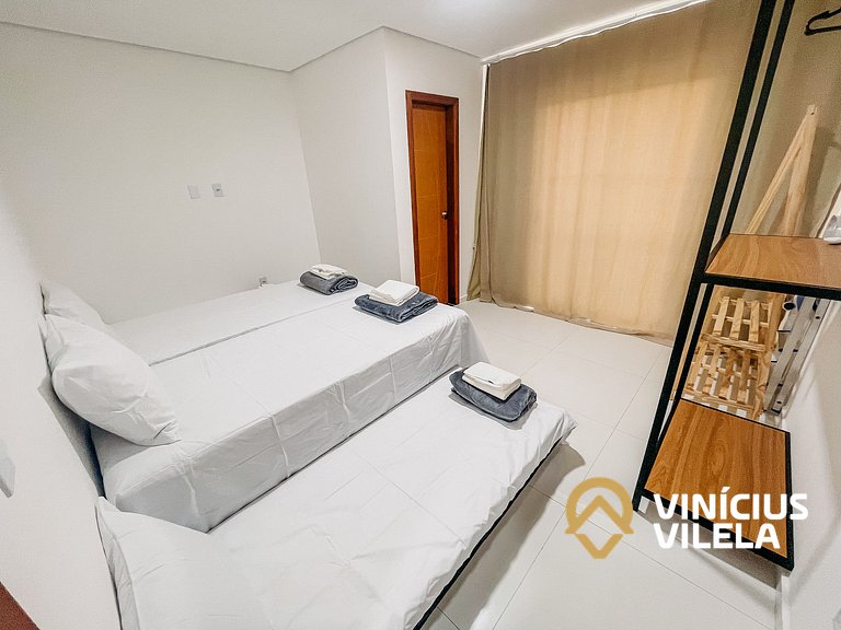 Com 3 suítes e sala climatizada, acomoda até 10 pessoas, chu