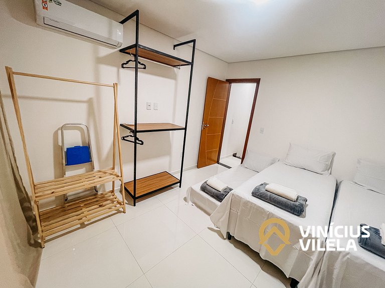 Com 3 suítes e sala climatizada, acomoda até 10 pessoas, chu