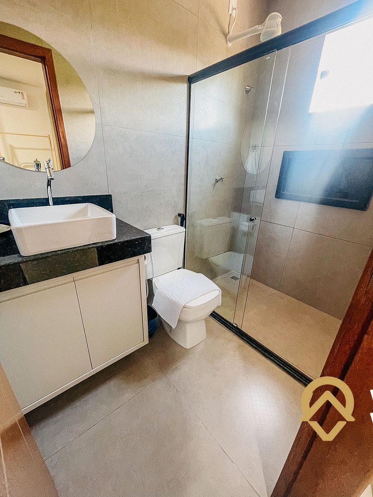 Com 3 suítes e sala climatizada, acomoda até 10 pessoas, chu