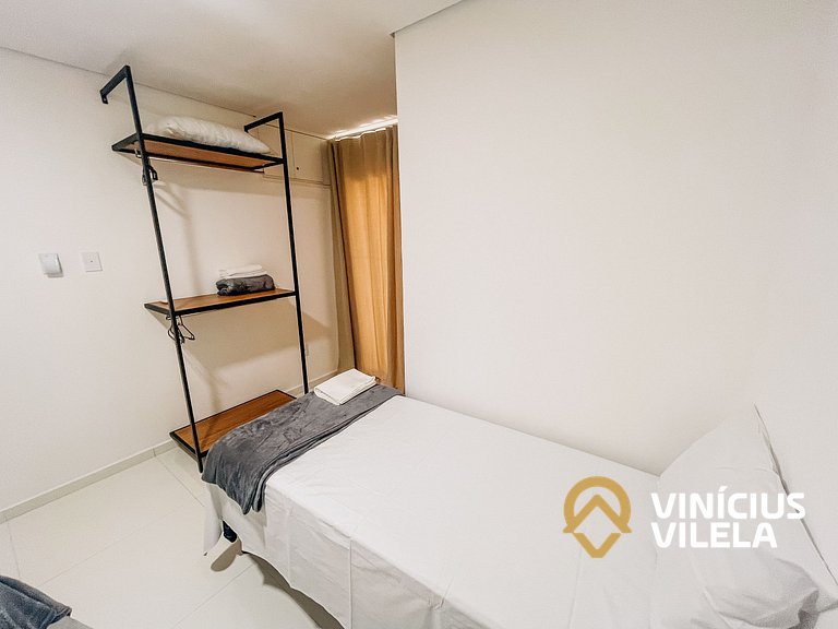 Com 3 suítes e sala climatizada, acomoda até 10 pessoas, chu
