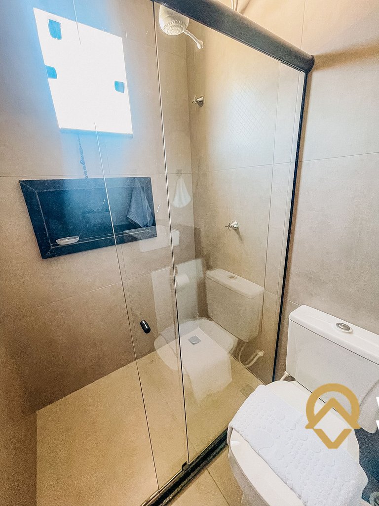 Com 3 suítes e sala climatizada, acomoda até 10 pessoas, chu