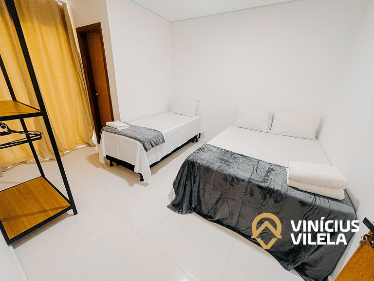 Com 3 suítes e sala climatizada, acomoda até 10 pessoas, chu