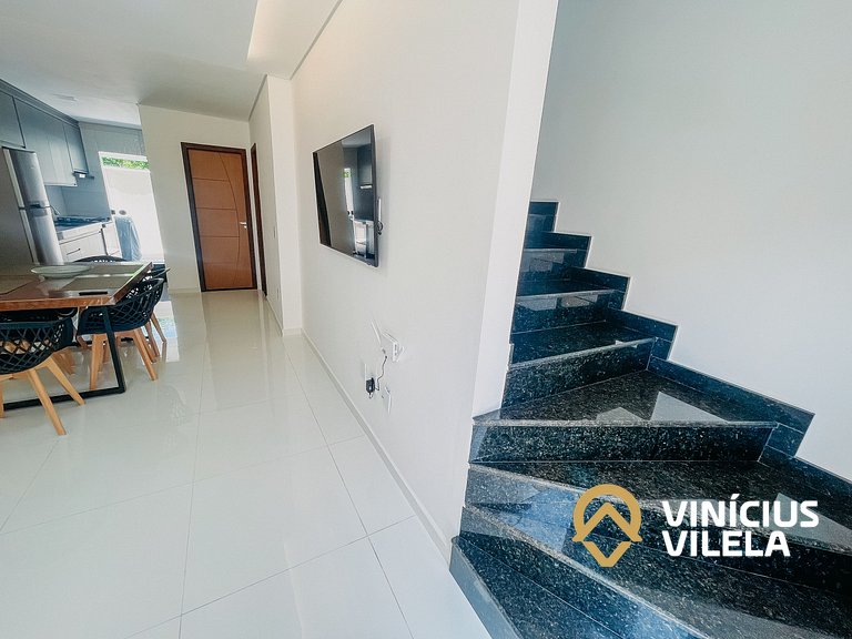Com 3 suítes e sala climatizada, acomoda até 10 pessoas, chu