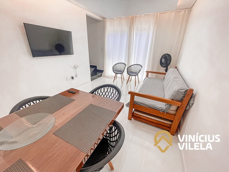 Com 3 suítes e sala climatizada, acomoda até 10 pessoas, chu