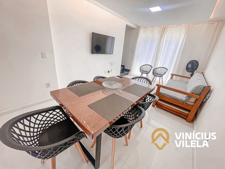 Com 3 suítes e sala climatizada, acomoda até 10 pessoas, chu