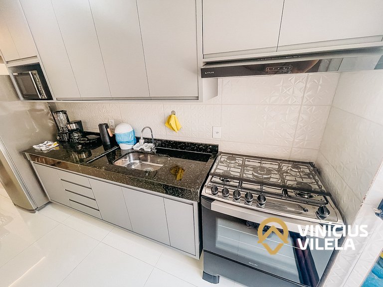 Com 3 suítes e sala climatizada, acomoda até 10 pessoas, chu