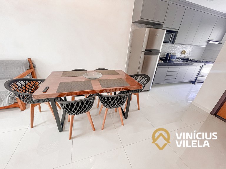 Com 3 suítes e sala climatizada, acomoda até 10 pessoas, chu