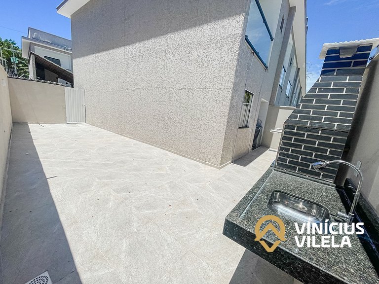 Com 3 suítes e sala climatizada, acomoda até 10 pessoas, chu