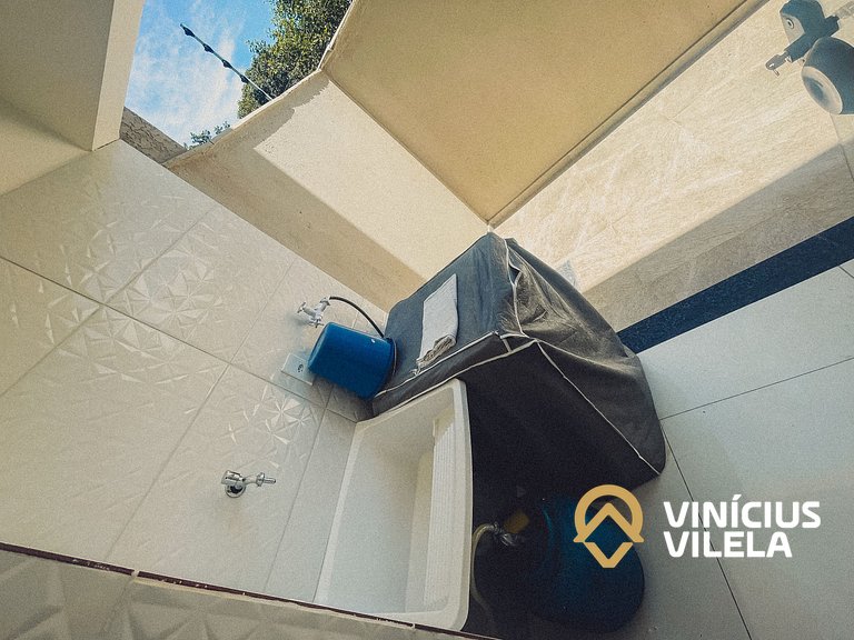 Com 3 suítes e sala climatizada, acomoda até 10 pessoas, chu