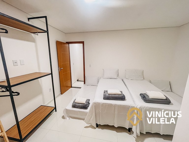 Com 3 suítes, sala climatizada e com cervejeira, acomoda até