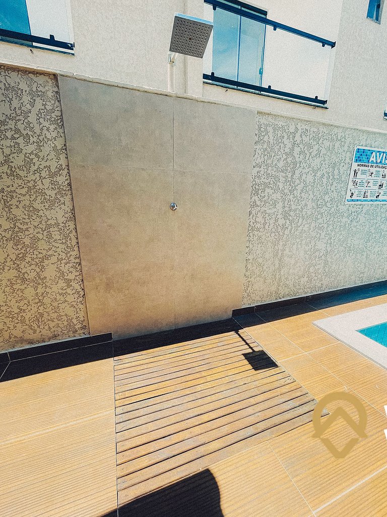 Com 3 suítes e sala climatizada, acomoda até 10 pessoas, chu