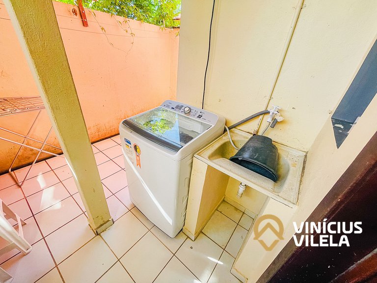 Casa com 3 suítes ambas com ar condicionado e TV, banheiros