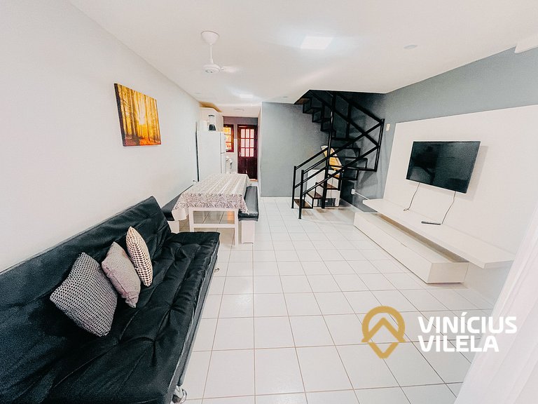 Casa com 3 suítes ambas com ar condicionado e TV, banheiros