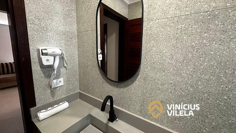 Apto Térreo todo reformado com 2 quartos ambos com ar condic