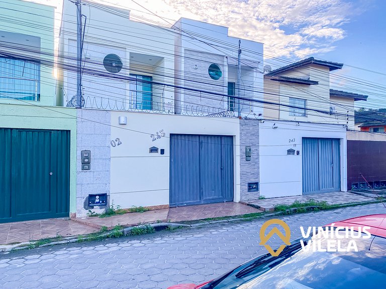 Casa individual com 2 suítes ambas com ar condicionado, sala