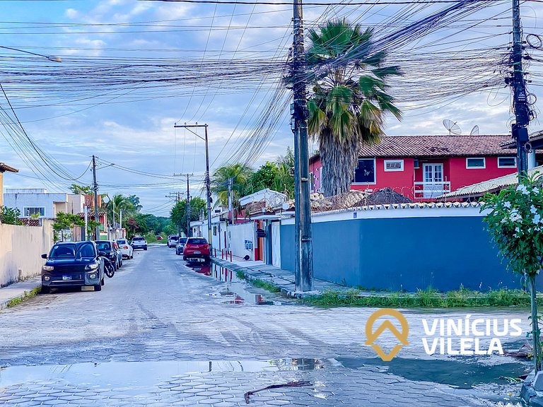 Casa individual com 2 suítes ambas com ar condicionado, sala