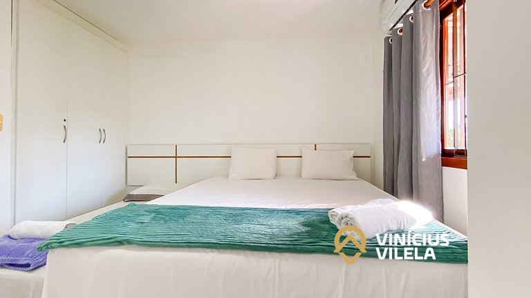 Casa com 3 suítes ambas com ar condicionado e TV, banheiros