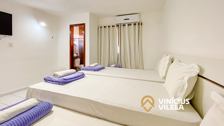 Casa com 3 suítes ambas com ar condicionado e TV, banheiros