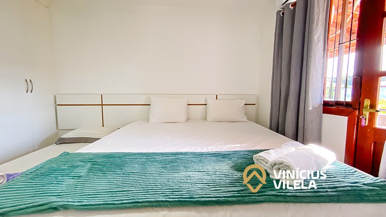 Casa com 3 suítes ambas com ar condicionado e TV, banheiros