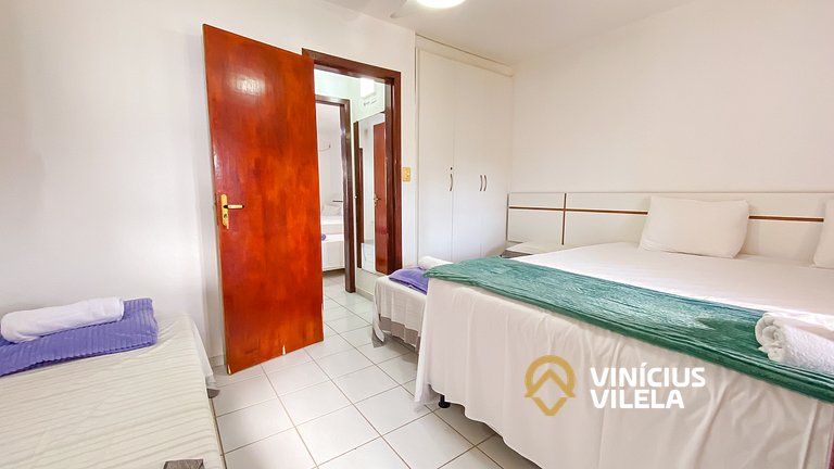 Casa com 3 suítes ambas com ar condicionado e TV, banheiros