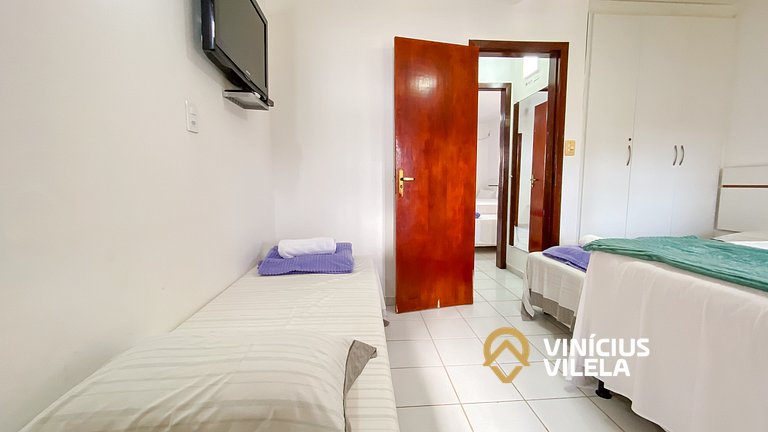 Casa com 3 suítes ambas com ar condicionado e TV, banheiros