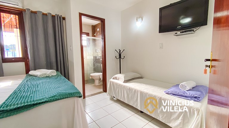 Casa com 3 suítes ambas com ar condicionado e TV, banheiros