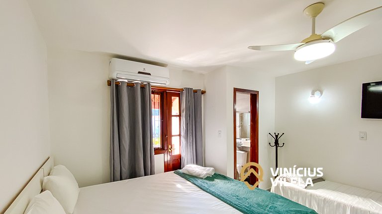 Casa com 3 suítes ambas com ar condicionado e TV, banheiros