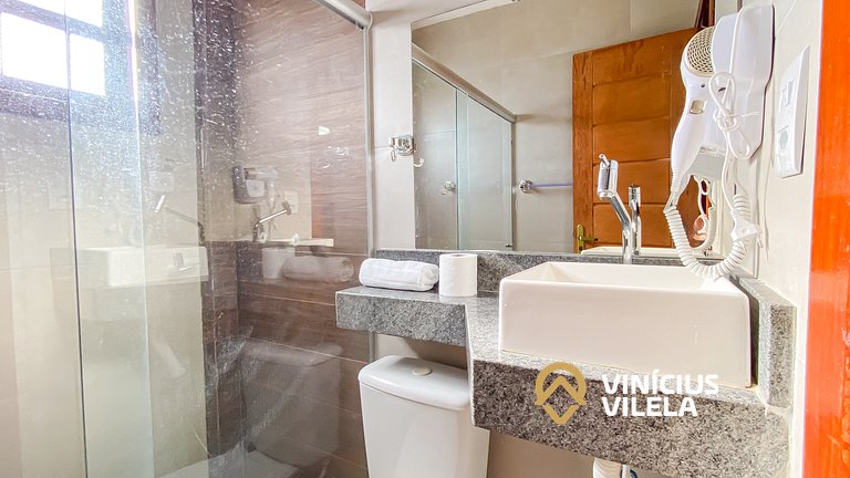Casa com 3 suítes ambas com ar condicionado e TV, banheiros