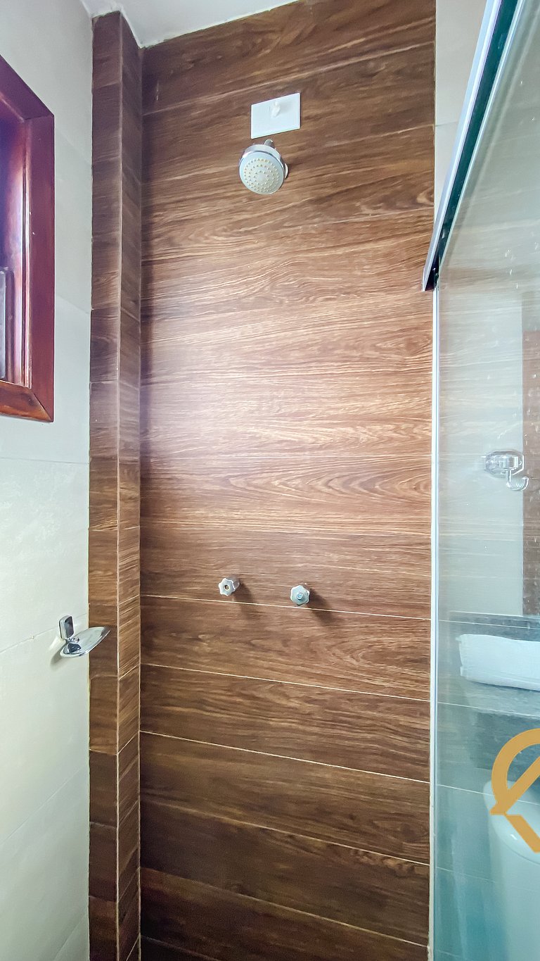 Casa com 3 suítes ambas com ar condicionado e TV, banheiros
