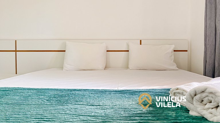 Casa com 3 suítes ambas com ar condicionado e TV, banheiros