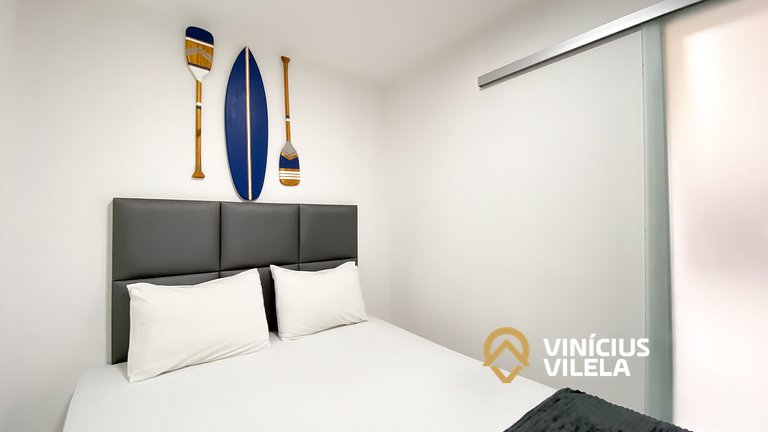 Casa com 3 suítes ambas com ar condicionado e TV, banheiros