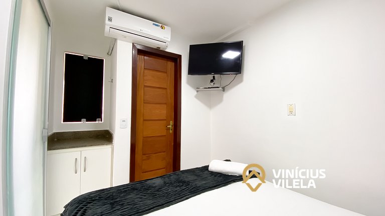 Casa com 3 suítes ambas com ar condicionado e TV, banheiros