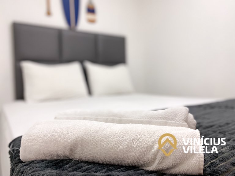Casa com 3 suítes ambas com ar condicionado e TV, banheiros